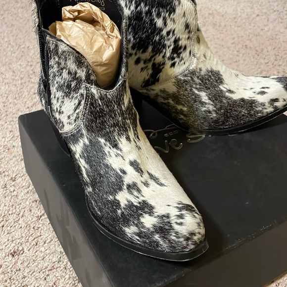 Agave Sky scalloped ankle B&W cowhide booties - Picture 1 of 4